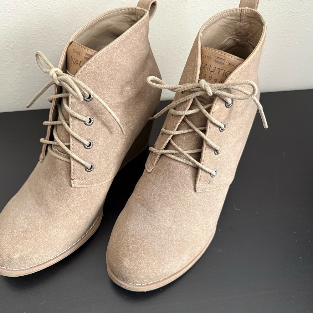 Nautica Tan Lace Up Wedge Ankle Boots Size 10 Textured Faux Suede Look - Picture 1 of 5